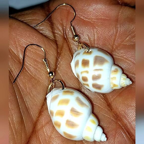 Beautiful seashell dangle earrings for girls and women - Picture 5 of 6